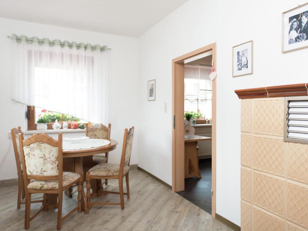 Cozy Apartment In Ore Mountains With Balcony Breitenbrunn  Ruang foto